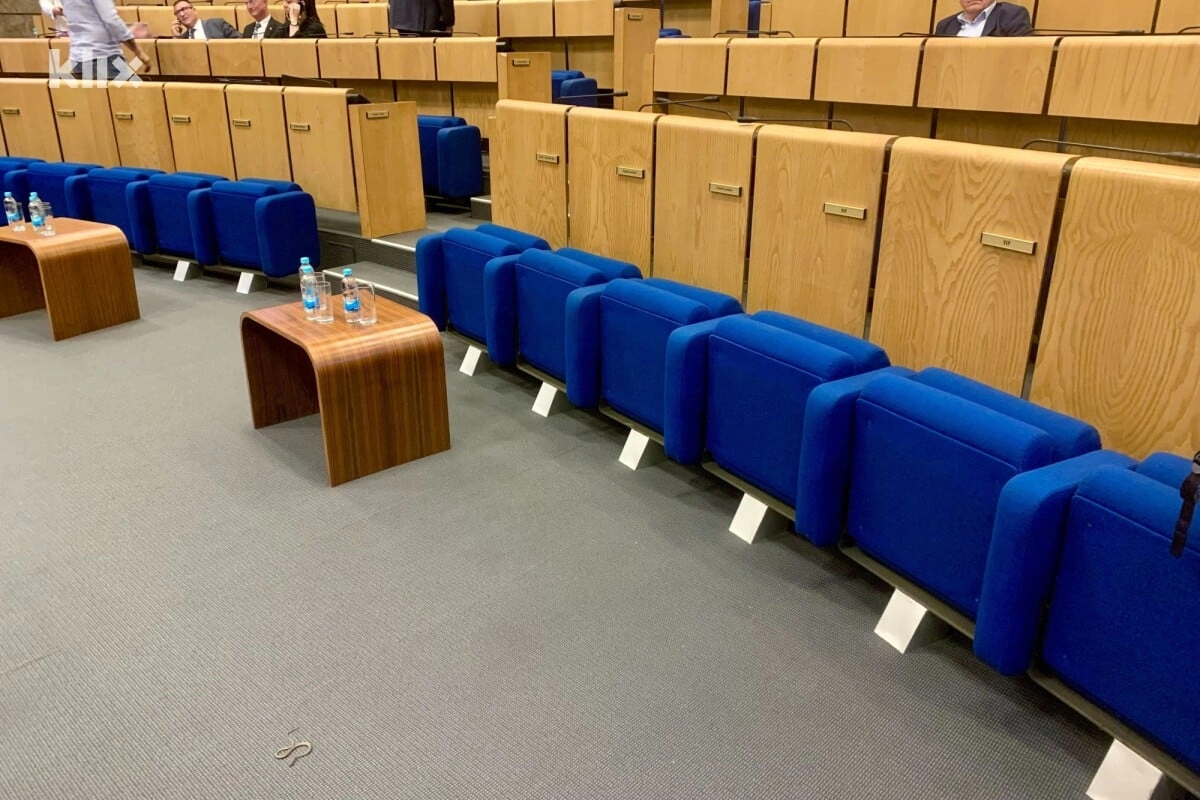 Zmija parlament 2